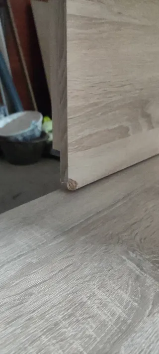 Mueble de salón y mesa.