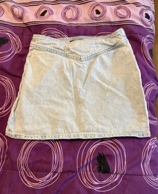 Falda vaquera desgastada