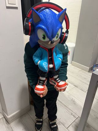 Figura Sonic Grande con Auriculares y Ropa