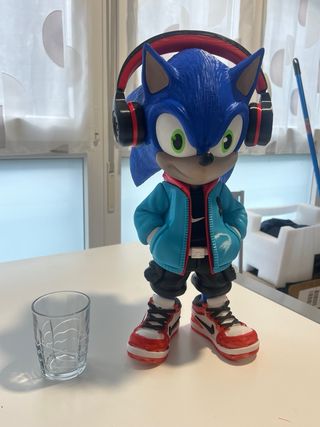 Figura Sonic Grande con Auriculares y Ropa
