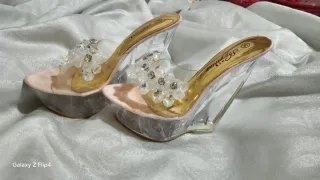 Sandalias cuña transparentes doradas y rosas