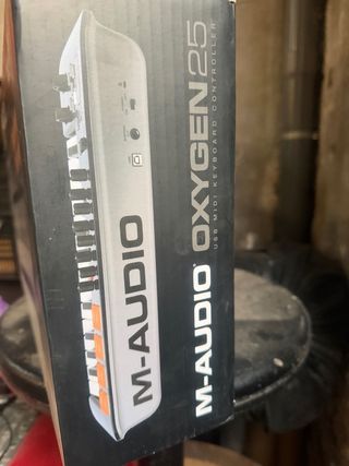 Controlador MIDI M-Audio Oxygen 25