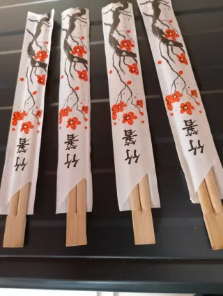 Regalo 4 Palillos Chinos Madera, por compra.