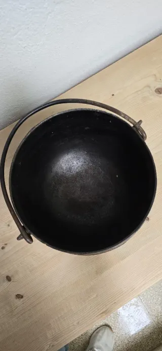 Caldero antiguo hierro fundido