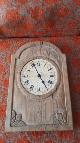 Reloj de pared rústico de madera