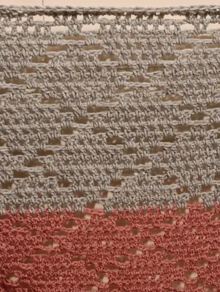 Chal tejido rombos gris y rosa