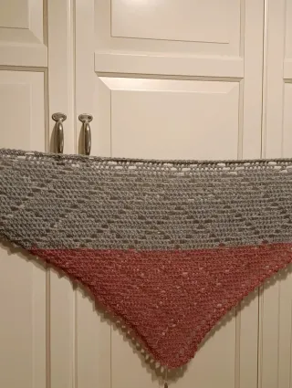 Chal tejido rombos gris y rosa