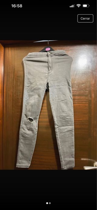 Pantalón vaquero gris con rotura