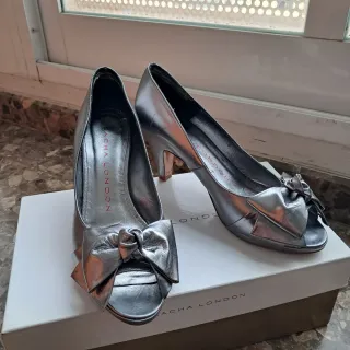 Zapatos de piel Sacha London en color plata.