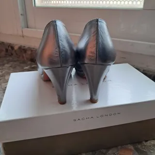 Zapatos de piel Sacha London en color plata.