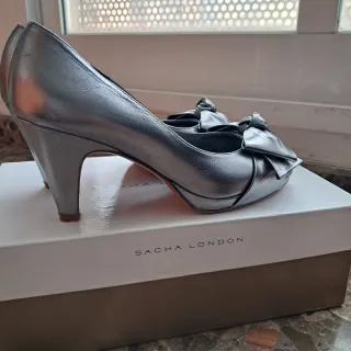 Zapatos de piel Sacha London en color plata.