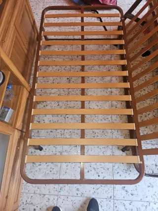 Base Cama 90cm Metal y Madera, en perfecto estado.