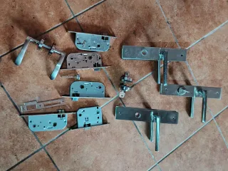 Lote de cerraduras y manillas