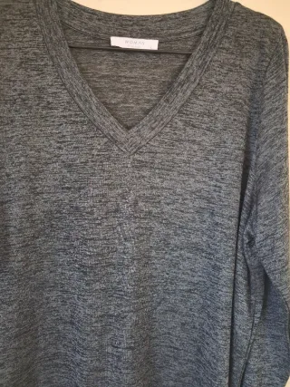 Jersey WOMAN cuello pico gris