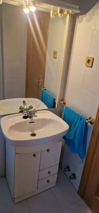 Lavabo de cerámica blanco más espejo