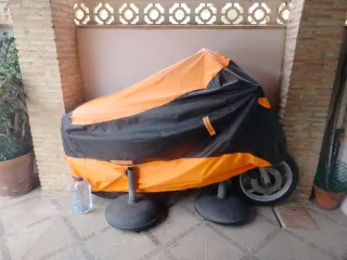 Moto con funda naranja y negra