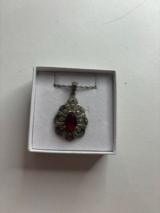 Medalhão Gótico Pedra Vermelha Prata