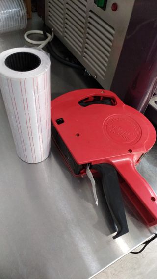 Máquina etiquetadora de precios roja