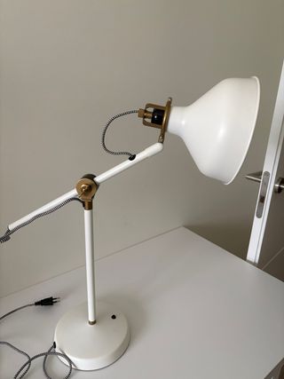 Lámpara de escritorio blanca y dorada