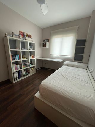 Habitación completa: Cama, escritorio y estantería