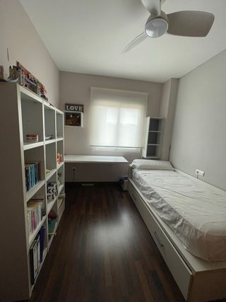 Habitación completa: Cama, escritorio y estantería