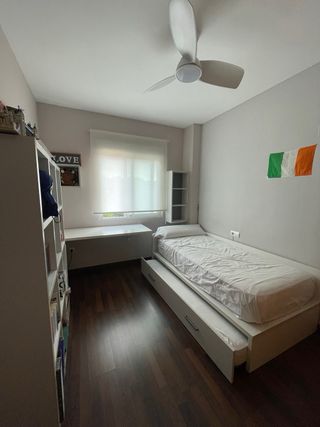 Habitación completa: Cama, escritorio y estantería