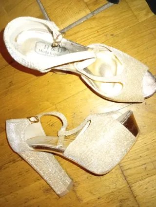 Tacones dorados H&D Moda España brillo