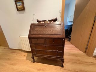 Secreter antiguo de madera y cristal