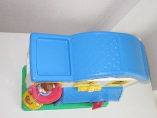 Casita de juguete con muñecos