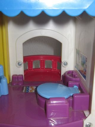 Casita de juguete con muñecos