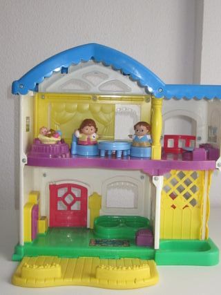 Casita de juguete con muñecos