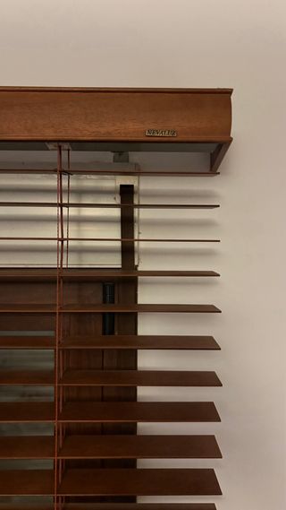 Persiana veneciana de madera marrón