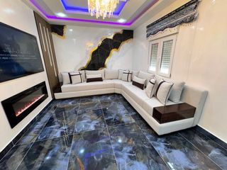 Sofá modular beige con detalles en madera