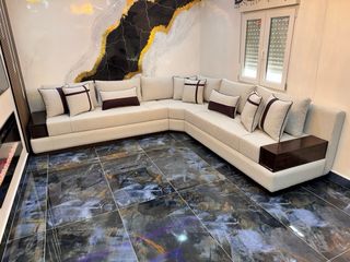 Sofá modular beige con detalles en madera