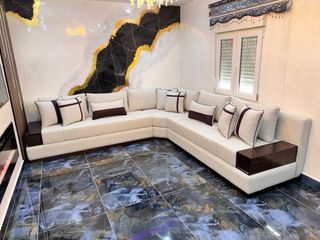 Sofá modular beige con detalles en madera