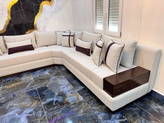 Sofá modular beige con detalles en madera