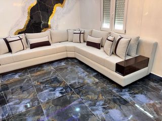 Sofá modular beige con detalles en madera