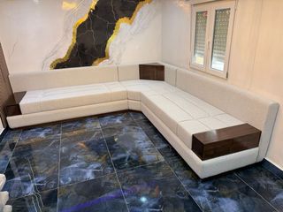 Sofá modular beige con detalles en madera