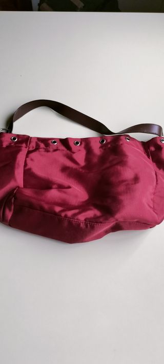 Bolso rojo brillante con anillas y cierre de clip