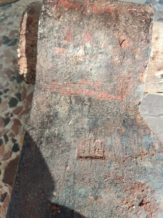 Hacha con número 2000. Tres hachas.