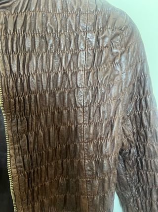 Chaqueta piel marrón diseño fruncido