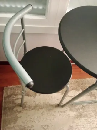 Mesa alta cocina negra con 2 sillas