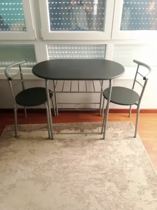 Mesa alta cocina negra con 2 sillas