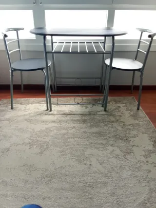 Mesa alta cocina negra con 2 sillas