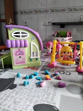 Casa de muñecas con columpio,tiene complementos.