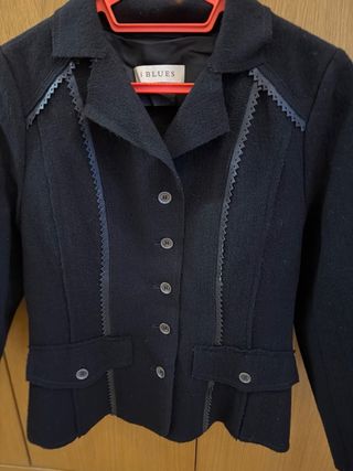 Chaqueta lana negra detalles cuero