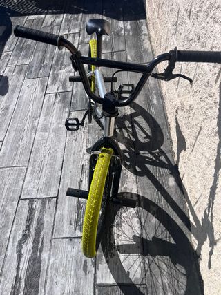 Bicicleta BMX nera e gialla