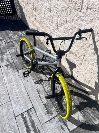 Bicicleta BMX nera e gialla