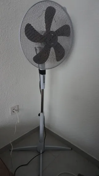 Ventilador de pie blanco