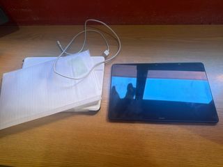 Tablet Huawei 10 con custodia e caricabatterie